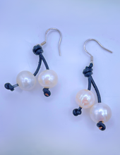 Cargar imagen en el visor de la galería, Pearl leather Hanging earring (silver)
