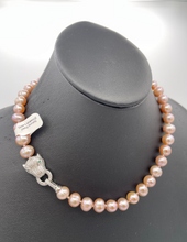 Cargar imagen en el visor de la galería, Natural pearl necklace with cheetah lock 17&quot; 10mm
