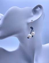 Cargar imagen en el visor de la galería, Pearl leather Hanging earring (silver)
