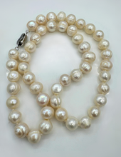 Cargar imagen en el visor de la galería, Freshwater pearl necklace with round silver clasp
