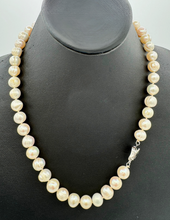 Cargar imagen en el visor de la galería, Freshwater pearl necklace with round silver clasp
