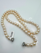 将图片加载到图库查看器，White Pearl with magnet lock 22&quot; 8mm
