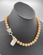 Cargar imagen en el visor de la galería, Natural pearl necklace with cheetah lock 17&quot; 10mm
