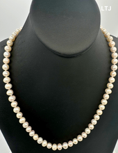 Load image into Gallery viewer, White Pearl with magnet lock 22&quot; 8mm
