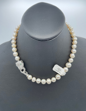 Cargar imagen en el visor de la galería, Natural pearl necklace with cheetah lock 17&quot; 10mm
