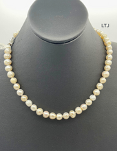 Загрузить изображение в средство просмотра галереи, Freshwater pearl necklace with round silver clasp 8mm 18&quot;
