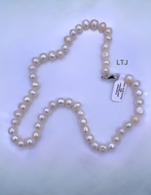 Загрузить изображение в средство просмотра галереи, Freshwater pearl necklace with round silver clasp 8mm 18&quot;
