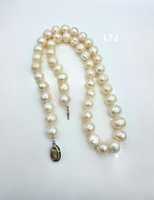 Cargar imagen en el visor de la galería, Fresh water pearl necklace with round sterling silver clasp 18&quot;
