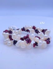 Load image into Gallery viewer, Pearl + Gemstones chip grapes bracelet
