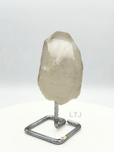 将图片加载到图库查看器，Quartz point crystal on stand
