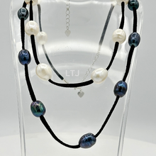 Cargar imagen en el visor de la galería, Potato Pearl Necklace with Suede Leather
