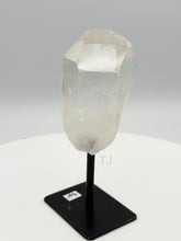 将图片加载到图库查看器，Quartz Point crystal on stand
