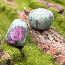 将图片加载到图库查看器，Ruby in Zoisite Tumbled
