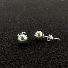 Cargar imagen en el visor de la galería, Natural round pearl post earrings (6 mm)
