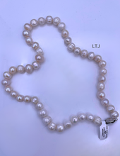 Cargar imagen en el visor de la galería, Freshwater pearl with round silver clasp 10mm 20&quot;
