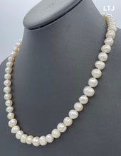 Cargar imagen en el visor de la galería, Fresh water pearl necklace with round sterling silver clasp 18&quot;
