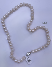 Cargar imagen en el visor de la galería, Freshwater pearl with round silver clasp 8mm 20&quot;
