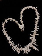 Cargar imagen en el visor de la galería, White Coral Brunch Necklace

