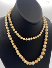 Cargar imagen en el visor de la galería, Mother of Pearl Necklace 37&quot; (Graduated)
