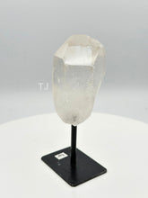 将图片加载到图库查看器，Quartz Point crystal on stand
