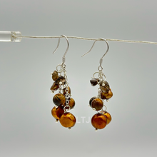 Cargar imagen en el visor de la galería, Natural hanging pearl grape earrings (silver)
