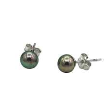 Cargar imagen en el visor de la galería, Natural round pearl post earrings (6 mm)
