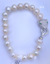 Cargar imagen en el visor de la galería, Natural Freshwater Pearl Bracelet (Cheetah Head Lock)
