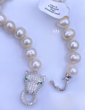 Load image into Gallery viewer, Natural Freshwater Pearl Bracelet (Cheetah Head Lock)
