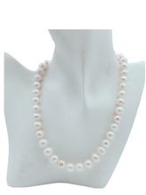 Cargar imagen en el visor de la galería, Natural Pearl (CZ Lock) 18&quot; Necklaces
