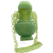 Cargar imagen en el visor de la galería, Majestic Jade Vase with Dragon Motifs and Kranok-Adorned Links
