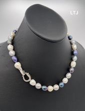 Cargar imagen en el visor de la galería, Natural Pearl (CZ Lock) 18&quot; Necklaces
