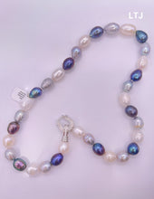 Cargar imagen en el visor de la galería, Natural Pearl (CZ Lock) 18&quot; Necklaces
