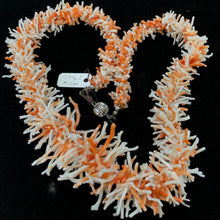 Cargar imagen en el visor de la galería, Angle Skin Coral Graduated Necklace
