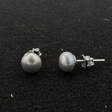 Cargar imagen en el visor de la galería, Natural round pearl post earrings (6 mm)
