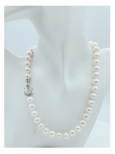 Cargar imagen en el visor de la galería, Natural Pearl (CZ Lock) 18&quot; Necklaces
