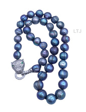 Cargar imagen en el visor de la galería, Panther head black pearl necklace
