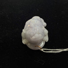 Cargar imagen en el visor de la galería, Lavender Jade Toad Pendant
