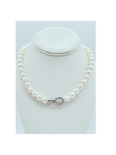 Cargar imagen en el visor de la galería, Natural Pearl (CZ Lock) 18&quot; Necklaces
