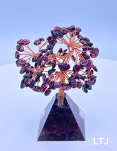 将图片加载到图库查看器，Wire wrapped Gemstone tree with pyramid base
