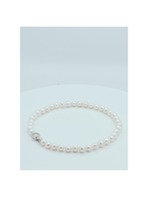 Cargar imagen en el visor de la galería, Natural Pearl (CZ Lock) 18&quot; Necklaces
