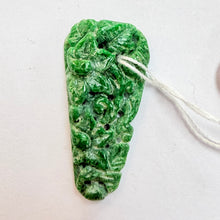 Загрузить изображение в средство просмотра галереи, Burmese Jade Flower Pendant
