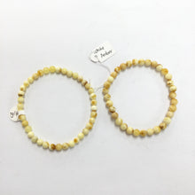 Cargar imagen en el visor de la galería, White Amber Bracelet
