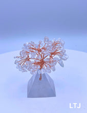 将图片加载到图库查看器，Wire wrapped Gemstone tree with pyramid base
