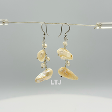 Cargar imagen en el visor de la galería, Natural hanging pearl grape earrings (silver)
