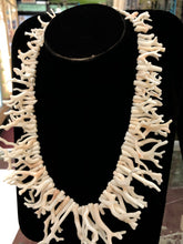 Cargar imagen en el visor de la galería, White Coral Brunch Necklace
