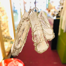 Cargar imagen en el visor de la galería, Quartz Crystal Point Pendant With Tree of Life Wired
