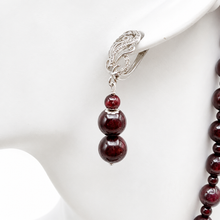 Load image into Gallery viewer, Garnet Flower Clasp Necklace Set
