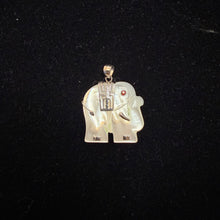 Cargar imagen en el visor de la galería, White MOP Elephant Pendants
