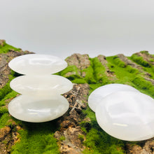 Cargar imagen en el visor de la galería, Selenite Palm Stone
