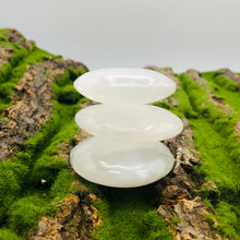 Cargar imagen en el visor de la galería, Selenite Palm Stone

